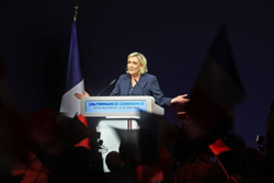 Frana: Ultradireita dispara nas eleies e Macron pede aliana democrtica (Crdito: AFP)