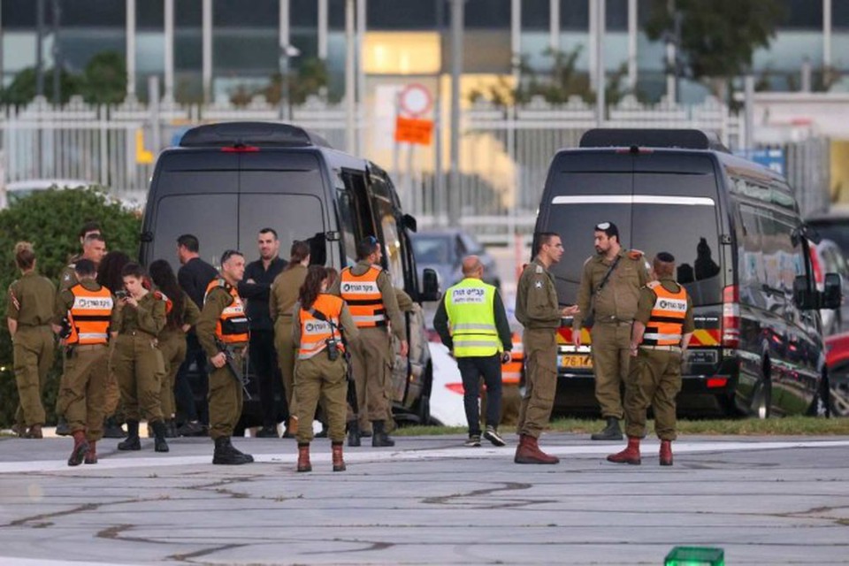 As foras de segurana israelenses esto ao lado dos nibus que esperam no heliporto do centro mdico Schneider de Tel Aviv  (Crdito: FADEL SENNA / AFP)