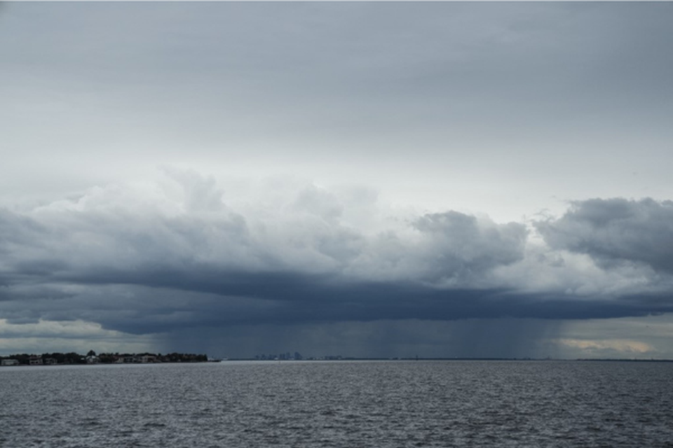 Uma tempestade pode ser vista se movendo sobre Tampa,  distncia de So Petersburgo, Flrida (Crdito: Bryan R. SMITH / AFP)