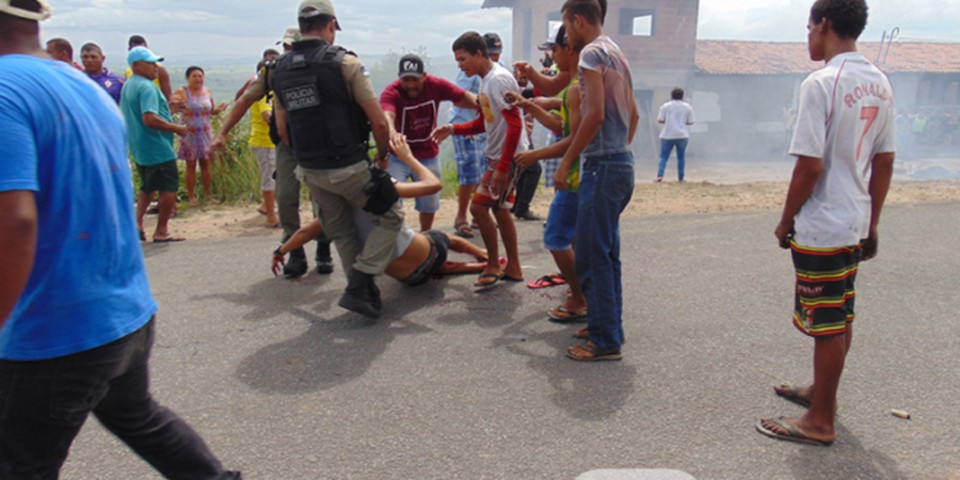 Quatro policiais militares chegaram no local para acabar com a manifestao e um deles deu um tiro de bala de borracha que atingiu a perna do jovem (Foto: Reproduo/PBPE TV)