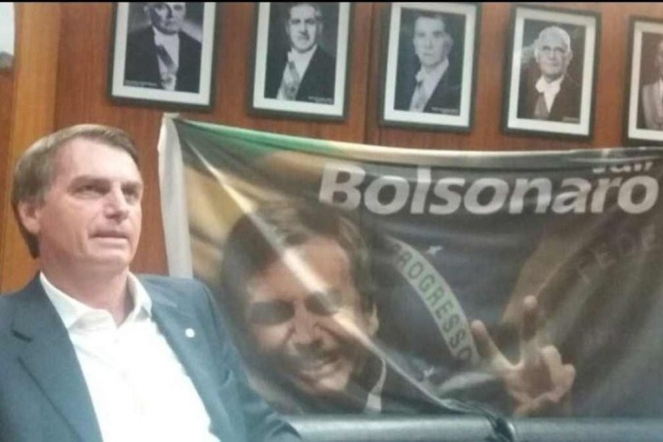 
Bolsonaro em seu gabinete na Cmara, em 2018, tendo ao fundo fotos dos militares presidentes na ditadura: Castello Branco, Costa e Silva, Mdici, Geisel e Figueiredo (foto: Evandro boli)