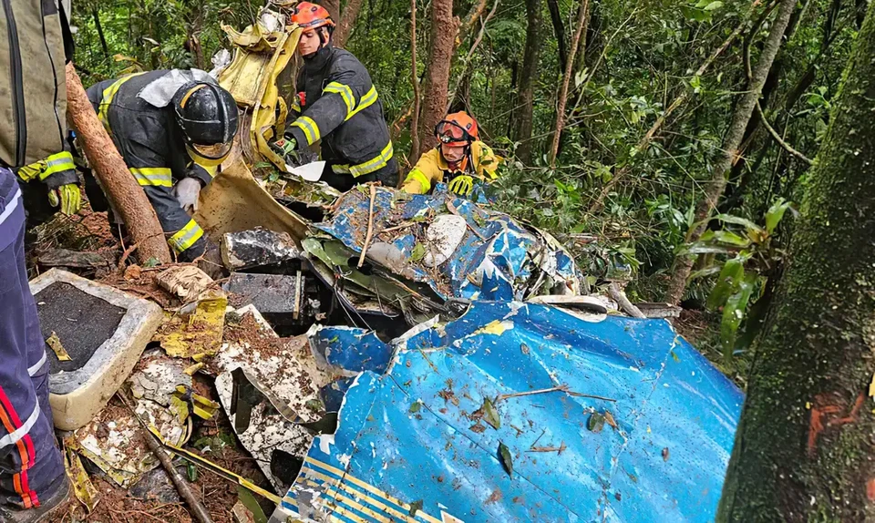 Queda da aeronave aconteceu s 10h07 (foto: Bombeiros PMESP/Divulgao)