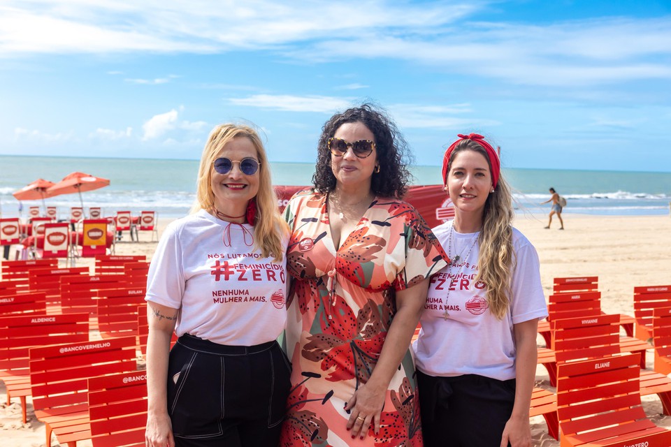 Andra Rodrigues, Ana Patrcia Galvo e Paula Limongi  frente do ato de mobilizao do Instituto Banco Vermelho na praia de Boa Viagem, no 8M. (Foto:  Nicole Rodrigues/Divukgao )