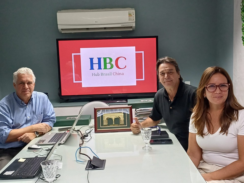 Luis Othon Bastos, CEO do HubBrasilChina, Gildo Neves Baptista, presidente do grupo Teleport, e Rosana Bezerra, CEO do Ella Bank (Foto: Vira Mdia/Divulgao)