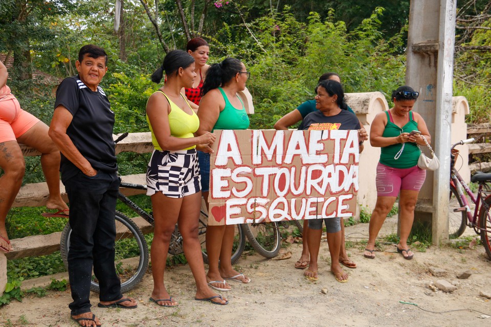 Antes da audincia de custdia, que manteve a priso das duas, os apoiadores uniram-se em coro em ''justia'' e ergueram cartazes com dizeres como ''Solta a me'' e ''A me t estourada. Esquece'', bordo de Deolane. (Foto: Marina Torres/DP Foto)