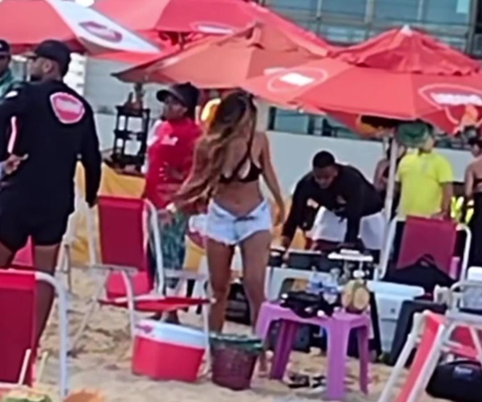 A vtima estava em uma barraca de praia quando foi atingida com uma facada na perna.  (Foto: Reproduo/Instagram)