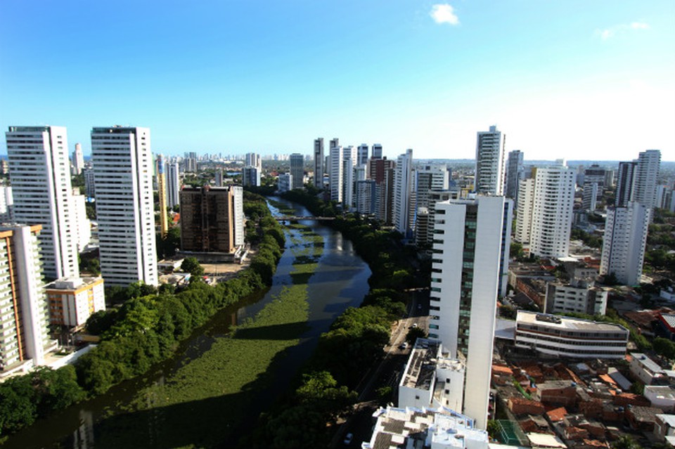 As irregularidades comearam a ser acompanhadas ainda em 2020, quando o MPPE recebeu denncias de que a empresa estava descartando esgoto de forma ilegal no bairro do Jiqui. (Foto: Nando Chiappetta/Arquivo DP)