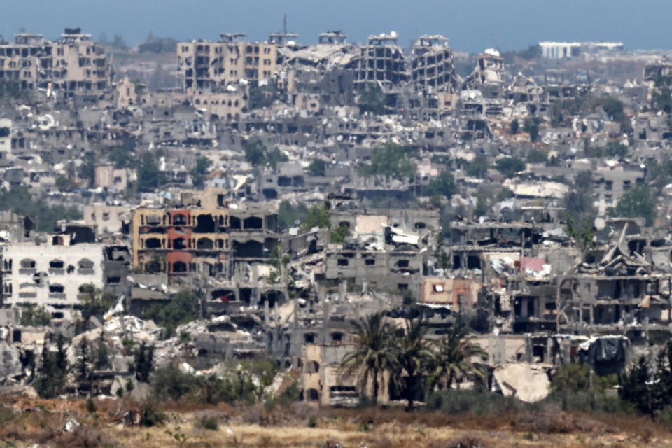 Fotografia tirada da fronteira sul de Israel com a Faixa de Gaza mostra edifcios destrudos no territrio palestino (Foto: JACK GUEZ / AFP
)