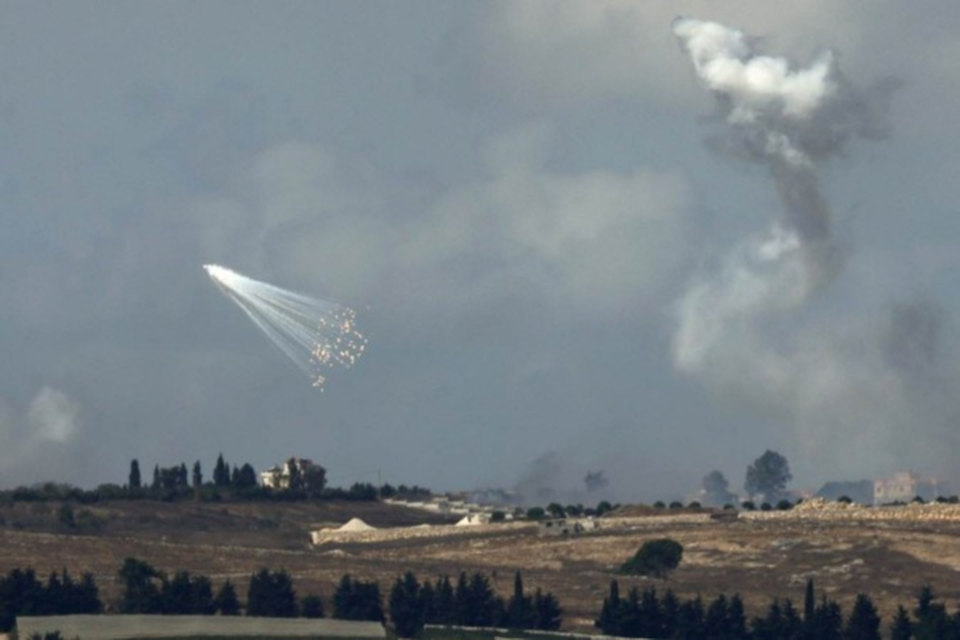 Fumaa e bombardeio sobre o vilarejo de Yaroun: Exrcito israelense ordenou retirada de moradores da regio  (Crdito: Jalaa Marey/AFP)