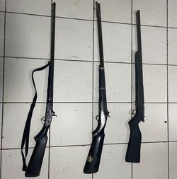 Armas de fogo so apreendidas em Ouricuri; suspeito conseguiu fugir (Foto: Divulgao/PMPE)