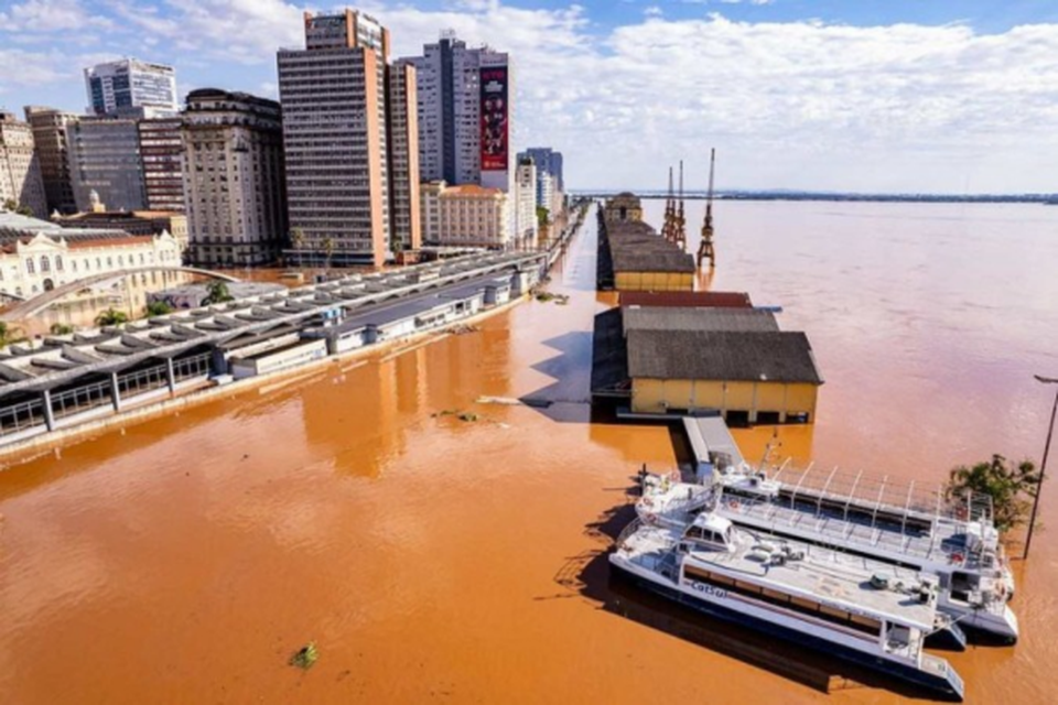 Populaes de cidades vizinhas a rios, como Porto Alegre, tm risco 62% de sofrem doenas gastrointestinais devido ao transbordamento de esgoto  (Crdito: Gustavo Mansur/ Palcio Piratini)
