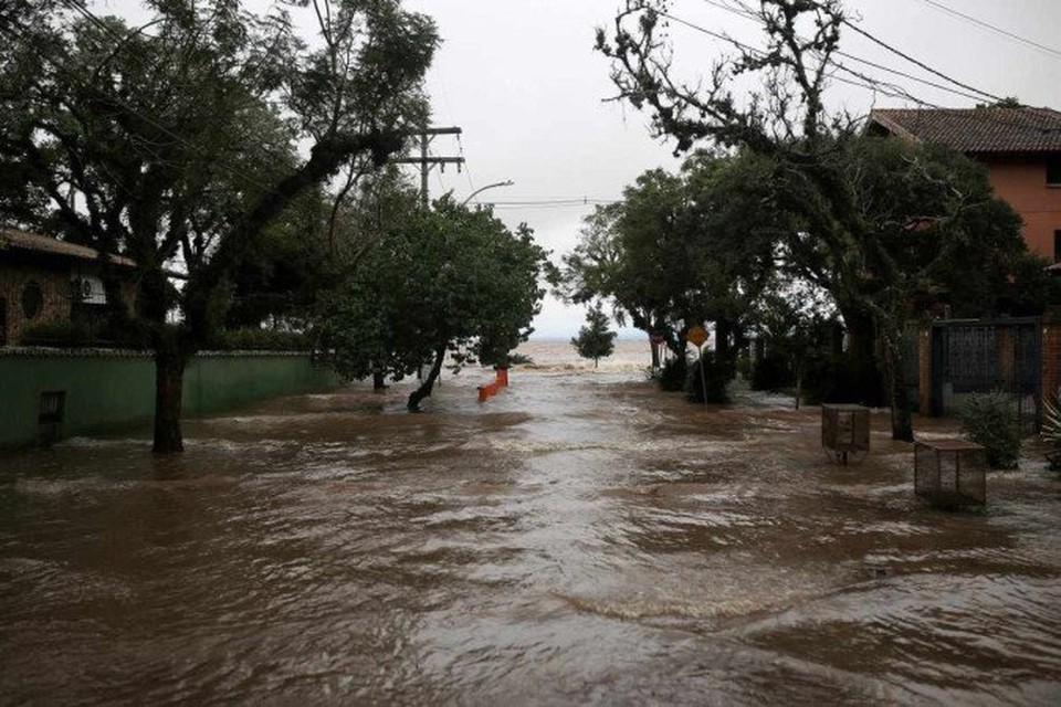 
Ruas alagadas no bairro Ipanema, em Porto Alegre, com as guas do Guaba (foto: Anselmo Cunha/AFP)