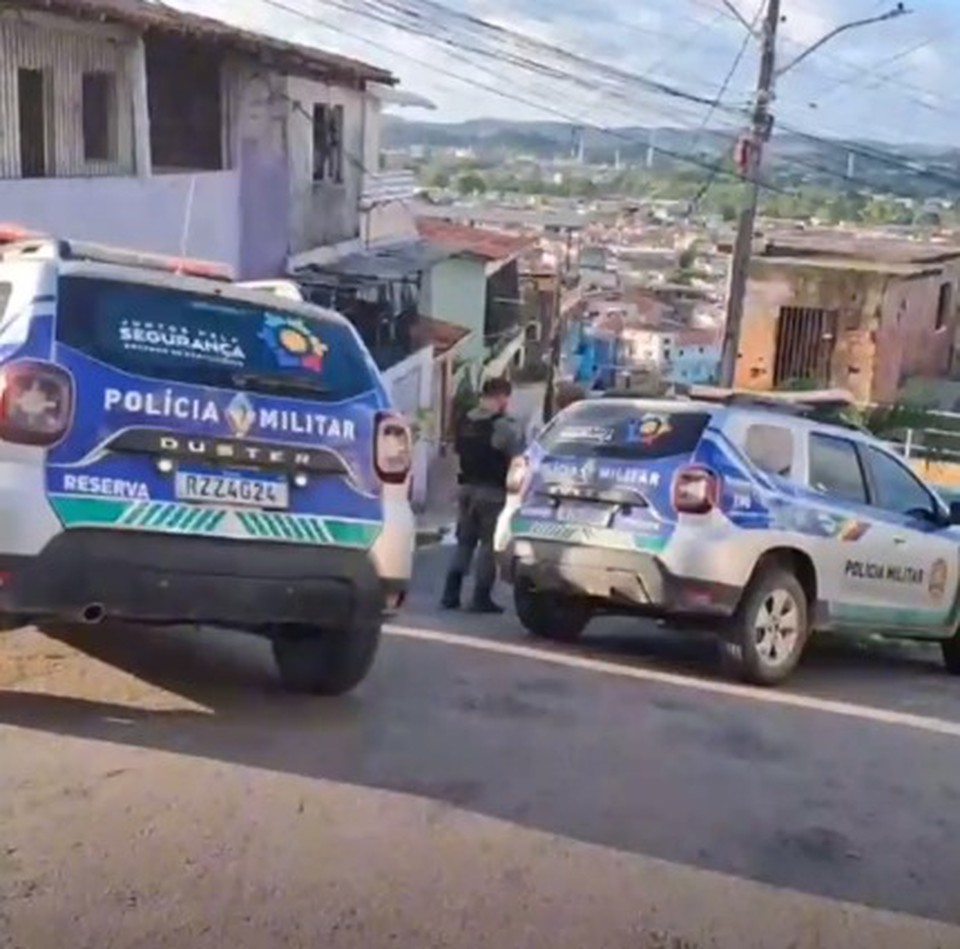 Vituras da polcia foram ao local do crime  (Foto: redes Sociais )