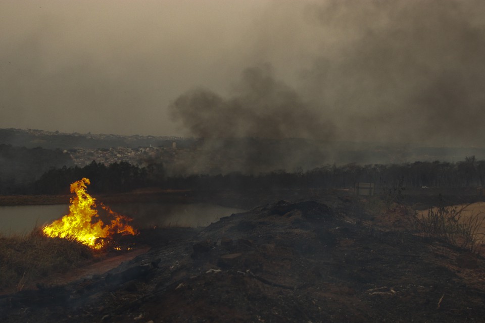 Defesa Civil prev que, por conta do clima quente e seco, o interior de SP volte a ter risco elevado para queimadas a partir de sexta (30/08) (foto: Lourival Izaque / AFP)