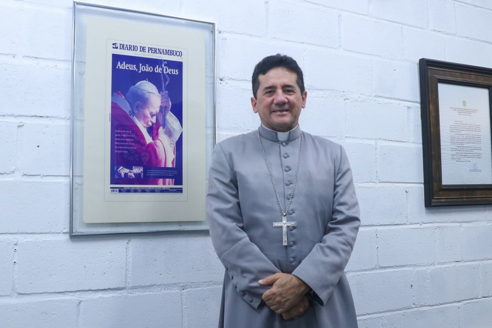 Durante a visita, dom Paulo, acompanhado do padre Luciano Brito, presidente da Comisso Arquidiocesana de Pastoral para a Comunicao, destacou que os municpios de Recife e Olinda possuem muitos projetos sociais (Foto: Sandy James/DP)