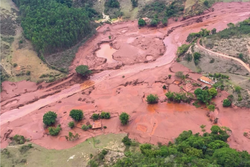 Justia absolve Samarco, Vale e BHP pelo rompimento da barragem de Mariana em 2015 (Crdito: Corpo de Bombeiros / Divulgao)