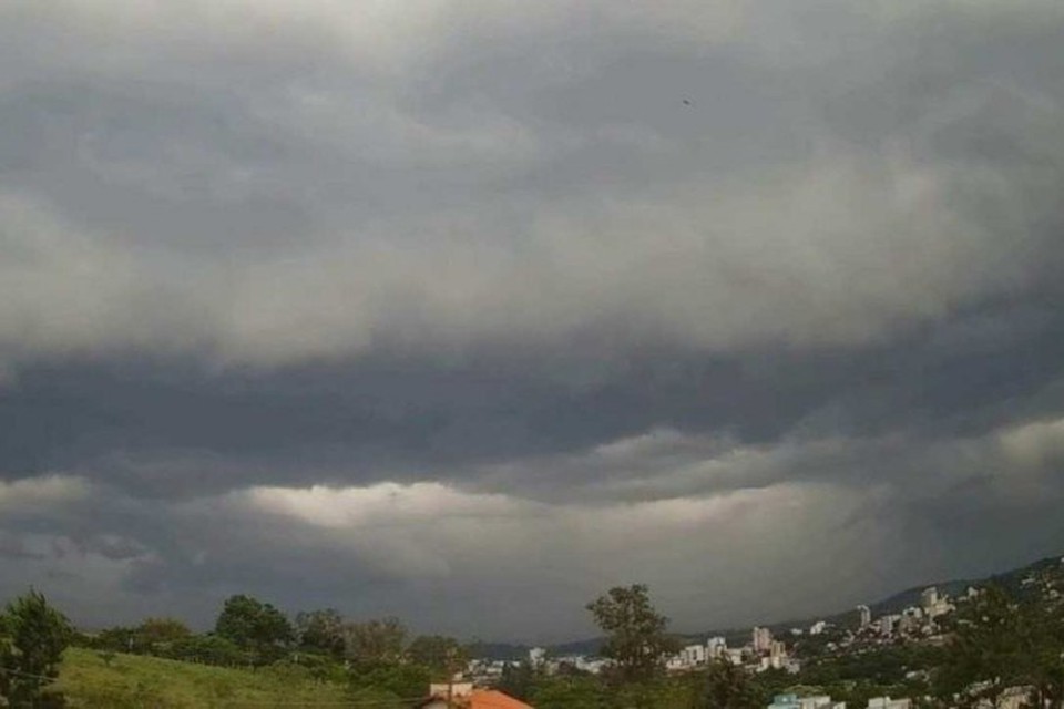 O INMET emitiu um alerta de Grande Perigo para a regio, e a Universidade Federal do Rio Grande do Sul (UFRGS) suspendeu as atividades como medida de precauo (foto: Observatrio Heller & Jung / Reproduo)