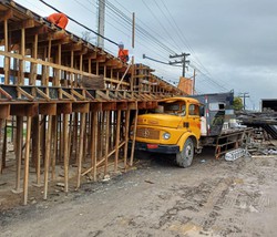 Trs pessoas ficam feridas aps caminho perder o controle na BR-232 (Foto: Reproduo/PRF)