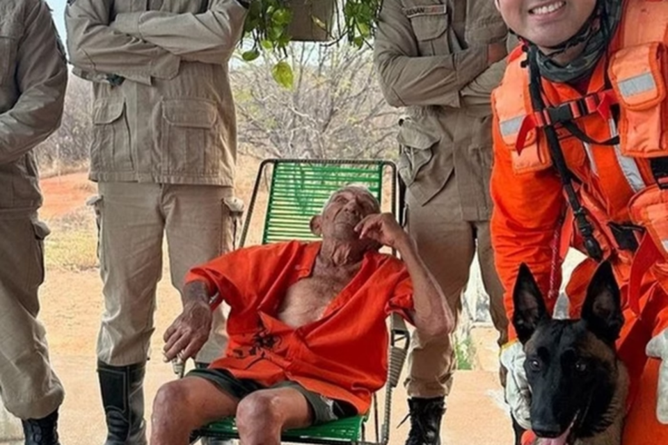 Equipe de bombeiros com o idoso que foi encontrado (Crdito: Reproduo / Corpo de Bombeiros)