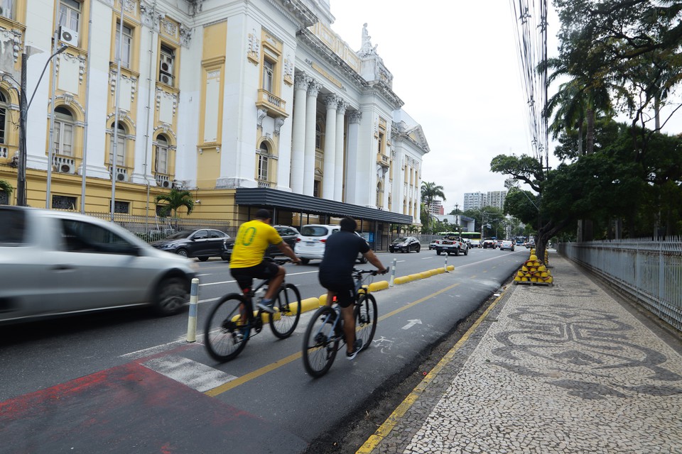 Os prismas foram reinstalados na ciclofaixa da Praa da Repblica, no bairro de Santo Antnio, no Centro do Recife  (Foto: Priscilla Melo/DP )