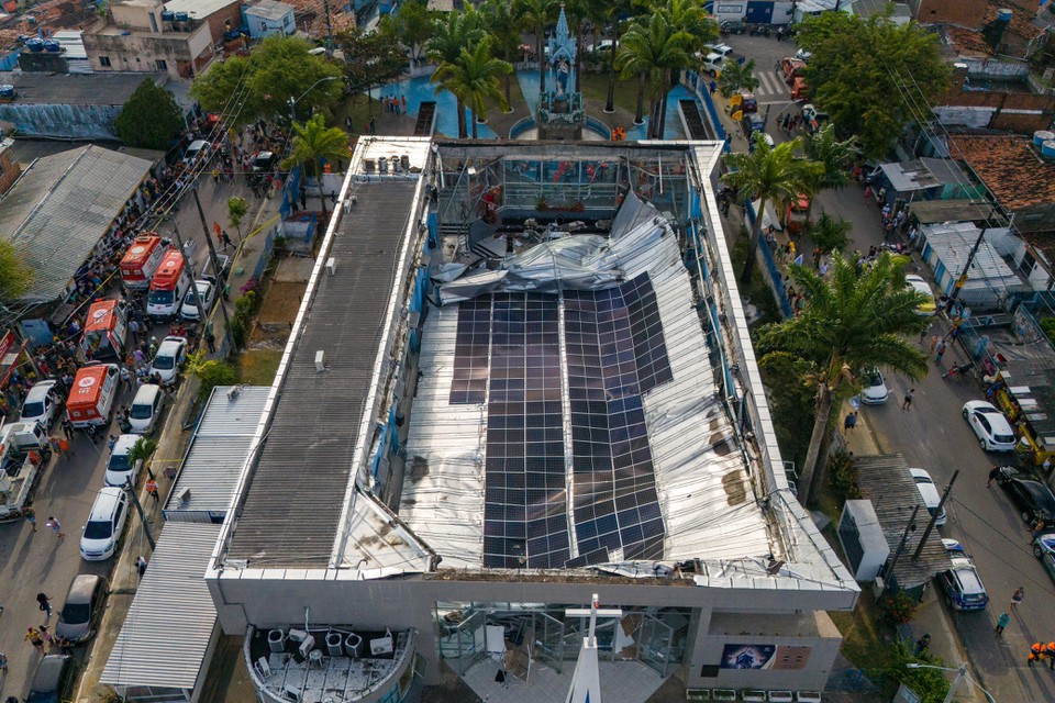 Principal suspeita  de que o teto tenha desabado por causa da instalao de placas solares
 (Rafael Vieira/DP Foto)