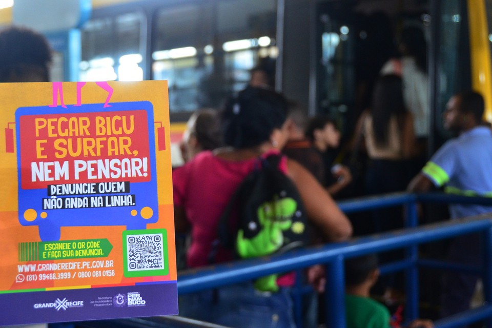 Campanha contra "surf" em nibus foi realizada nesta sexta (12)  (Foto: Grande Recife Consrcio )