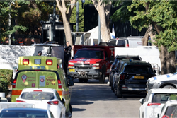 Um caminho de bombeiros atravessa uma barreira ao longo de uma rua que leva  residncia do primeiro-ministro Benjamin Netanyahu em Cesaria