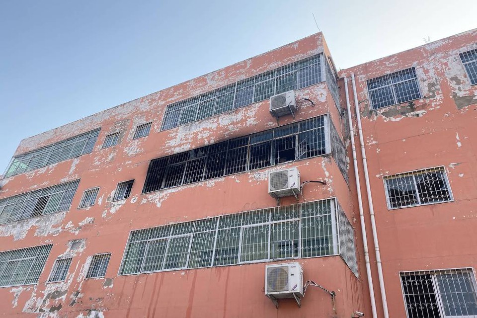 A rea prxima da escola foi isolada na noite deste sbado (manh no Brasil), com mais de uma dezena de policiais fazendo patrulhas, constataram jornalistas da AFP (Foto: Reproduo/Xinhua News)