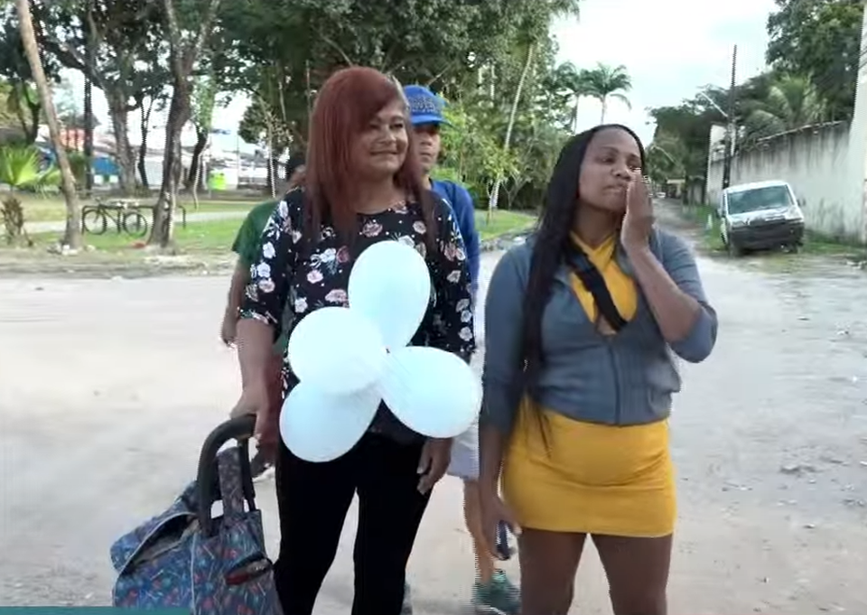 Mulheres esto na frente da Colnia Penal Feminina do Recife  (Foto: Reproduo/TV Guararapes)