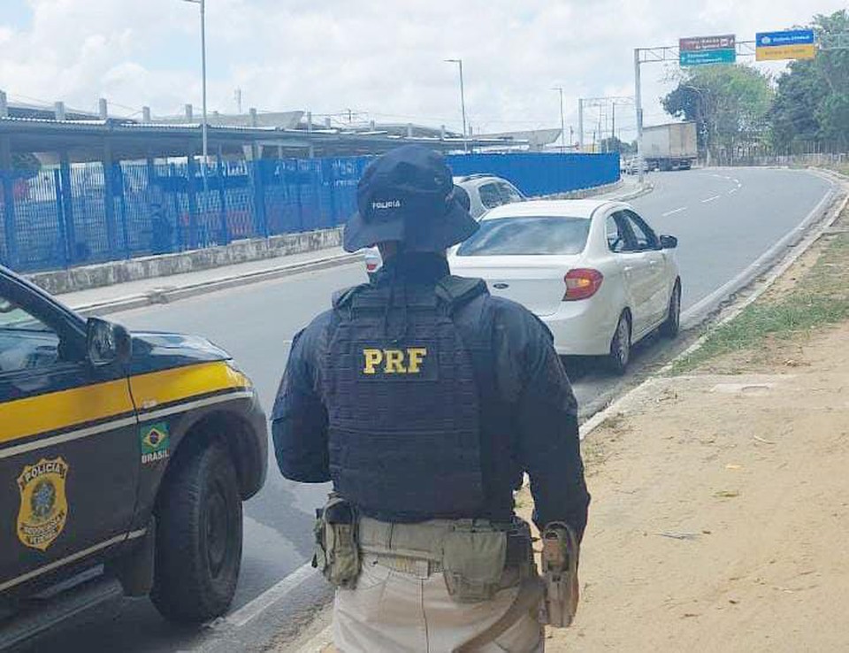 Policias rodovirio federal parou carro na BR e encontrou homem que deveria estar preso (Foto: PRF)