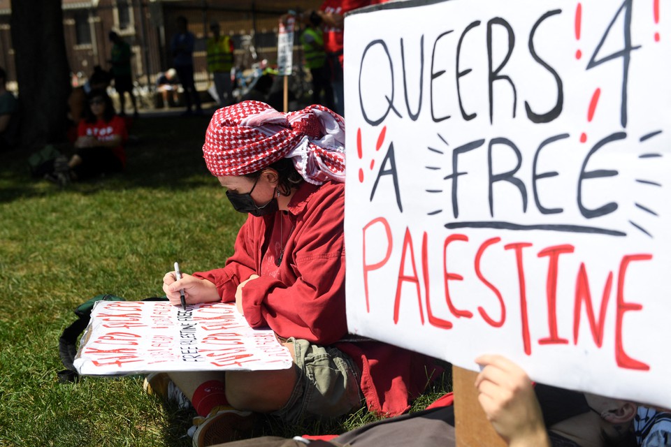 Manifestantes se renem prximo  arena do DNC (foto: MATTHEW HATCHER / AFP)