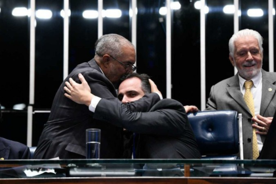 O relator Paulo Paim cumprimenta o presidente do Senado, Rodrigo Pacheco (crdito: Jefferson Rudy/Agncia Senado)