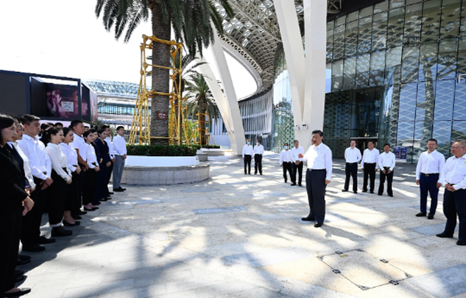 Xi Jinping se comunica com funcionrios de um shopping duty-free internacional em Sanya, na Provncia de Hainan, sul da China, em 11 de abril de 2022 (Foto: Xinhua/Li Xueren)