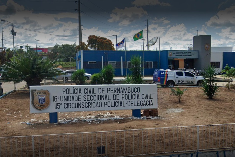 A suspeita foi levada para a Delegacia Seccional de Limoeiro, onde o caso foi registrado como tentativa de homicdio, tortura e crcere privado (Foto: Reproduo/Google Street View)