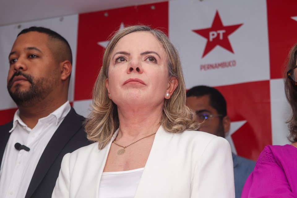 Presidente nacional do PT, Gleisi Hoffmann prestou apoio aos pr-candidatos de Recife e Olinda (Ruan Pablo/DP)