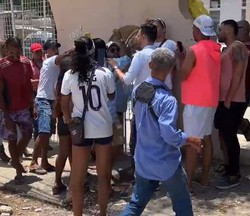 Fora, sai daqui: fs de Deolane se envolvem em confuso na frente de presdio no Recife (Reproduo de vdeo/Nicolle Gomes/DP)