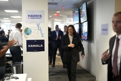 A vice-presidente dos EUA e candidata presidencial democrata, Kamala Harris, chega  sede da campanha em Wilmington, Delaware