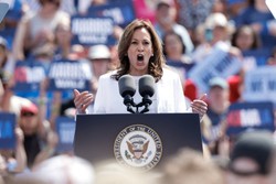 Kamala Harris diz que democracia corre risco nos EUA se Trump vencer (foto: KAMIL KRZACZYNSKI / AFP)