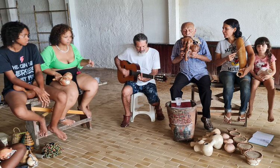 Mestre Nado  Patrimnio Vivo de Pernambuco, e Notrio Saber pela UPE, um artista plstico, ceramista, msico e inventor de instrumentos musicais feitos de barro (Foto: Pericles Chagas)