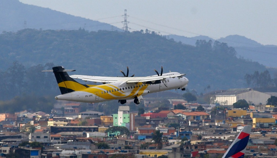 


A queda do avio da companhia area ocorreu na ltima sexta-feira (09), no municpio de Vinhedo (SP), e no deixou sobreviventes
 (foto: Miguel SCHINCARIOL / AFP)