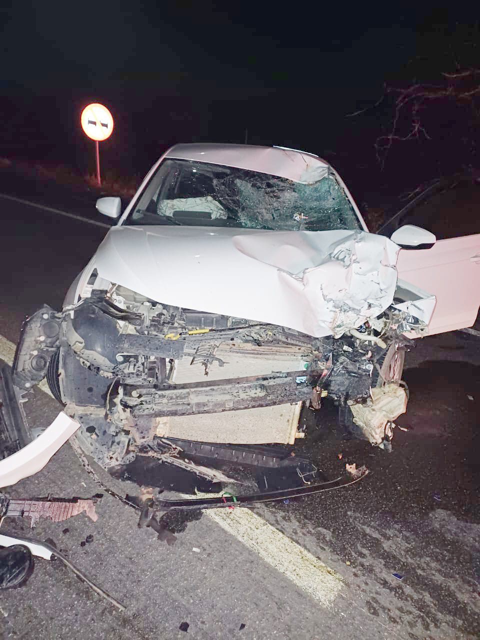 Carro ficou danificado em acidente com moto  (Foto: PRF)