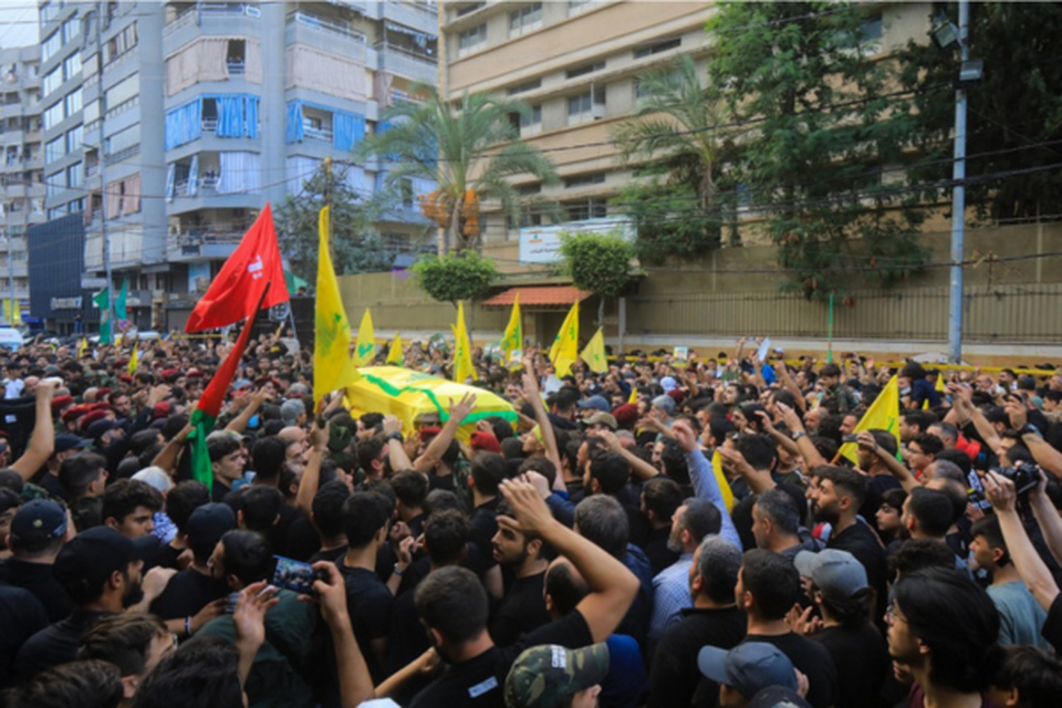 Pessoas participam do cortejo fnebre de Ibrahim Aqil, chefe da fora de elite Radwan do Hezbollah, nos subrbios ao sul de Beirute
 (Crdito: AFP)