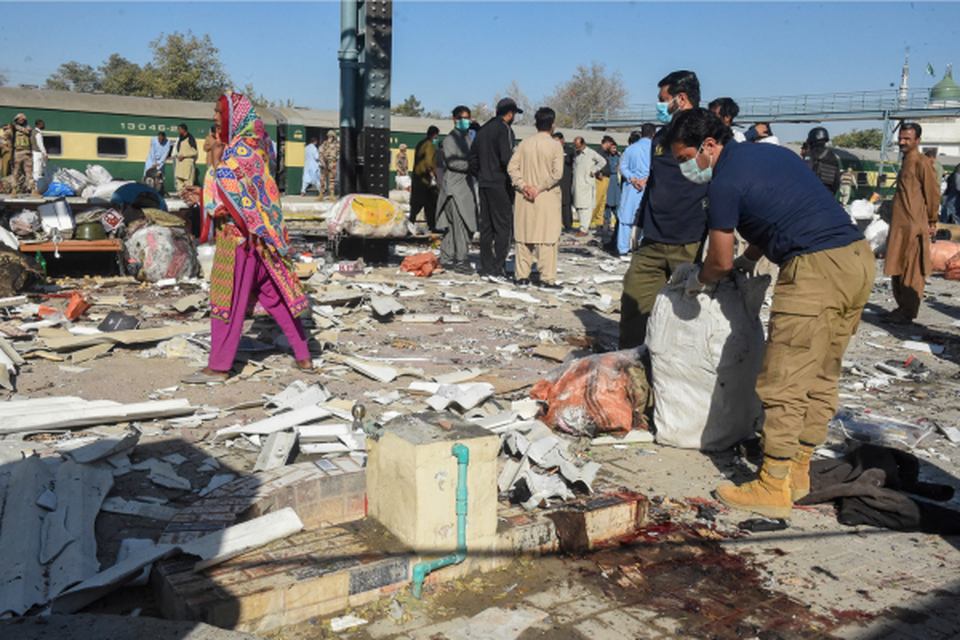 Pessoal de segurana inspeciona o local da exploso aps uma exploso em uma estao ferroviria em Quetta, no Paquisto (Crdito: BANARAS KHANAFP)