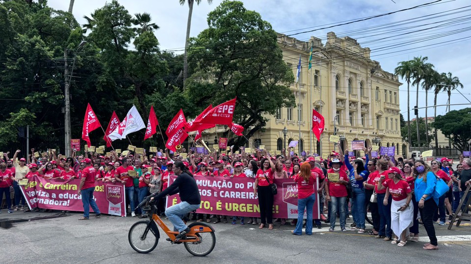 Professores foram ao Palcio do Campo das Princesas, no Recife   (Foto: Sintepe/Cortesia)