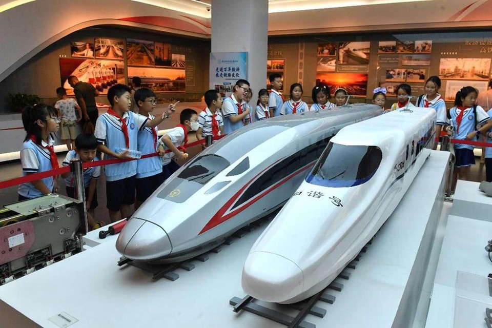 Alunos do ensino fundamental observam modelos de trens de alta velocidade no museu ferrovirio de Qingdao.
 (Wang Haibin/Dirio do Povo)