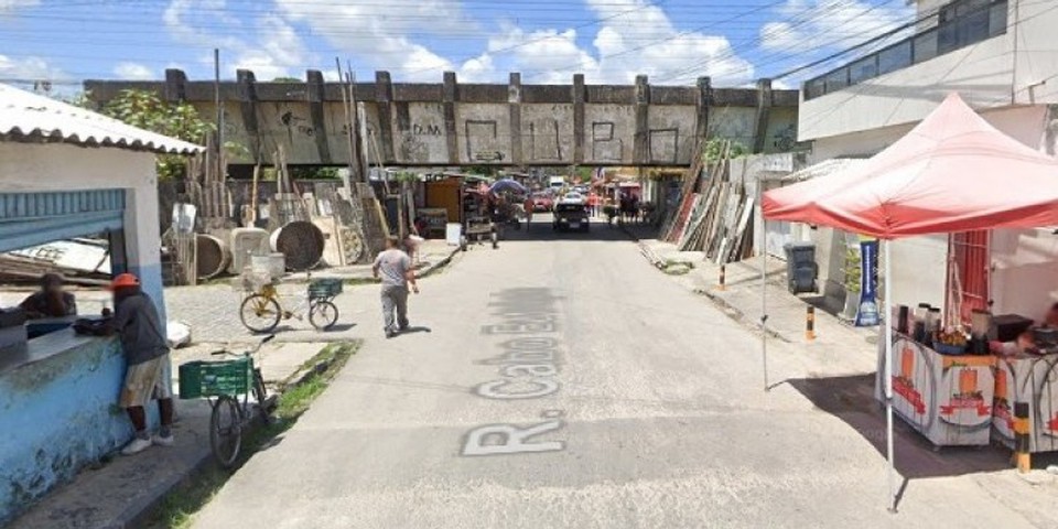 O suspeito  apontado como autor de vrios roubos cometidos na Rua Imperial, prximo ao Pontilho do Metr, no Centro do Recife  (Foto: Google Street View)