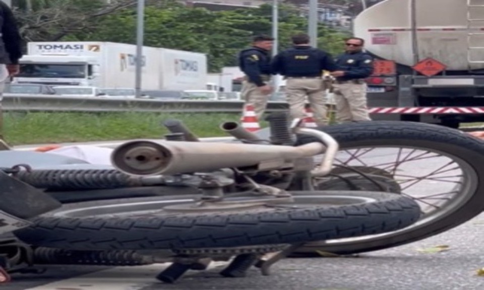 Uma mulher, de 39 anos, que seguia como passageira da moto morreu no local. O condutor da motocicleta teve ferimentos leves e foi atendido no local (Foto: Reproduo/Redes Sociais)