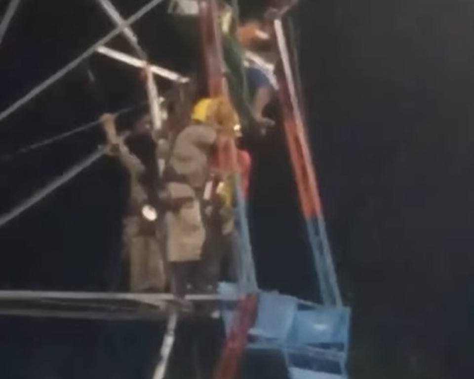 O Corpo de Bombeiros foi acionado, na noite desta segunda (25), para retirar duas crianas que estavam presas em uma roda gigante (Foto: Reproduo/Redes Sociais)