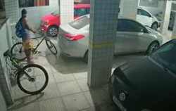 Ladro pula poro de prdio e furta bicicleta em condomnio em Boa Viagem (Foto: Reproduo/Instagram)