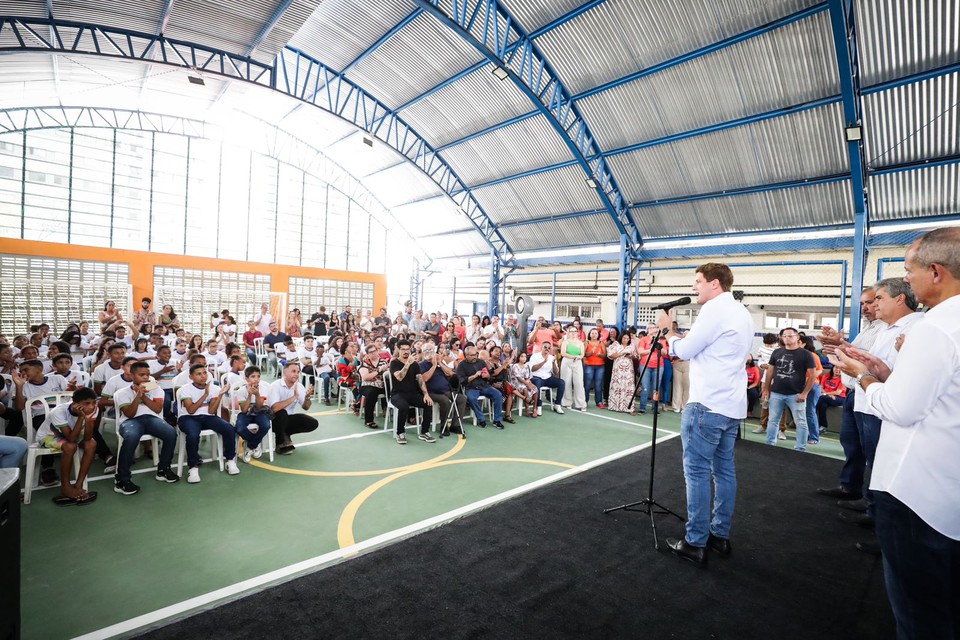Prefeito Joo Campos participou de entrega de quadra coberta  (Foto: Prefeitura do Recife/Divulgao)